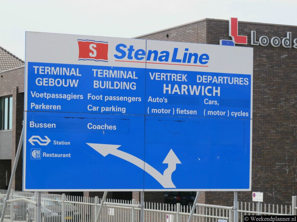 Dit bord staat bij de ingang van de haven. De terminal en de veerboot liggen links van het bord.Tip: De veerboot van Stena Line naar Harwich in Engeland.